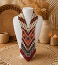Colier etnic handmade din mărgele – model tradițional cu franjuri roșii