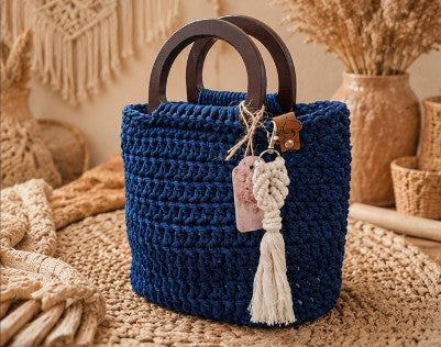 Geantă Croșetată Handmade Albastru Regal cu Mânere din Lemn Natural și Ciucure