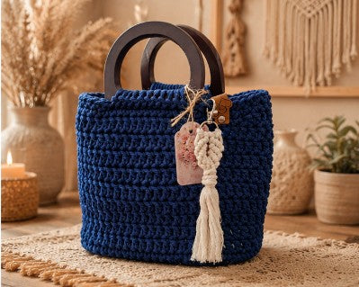 Geantă Croșetată Handmade Albastru Regal cu Mânere din Lemn Natural și Ciucure