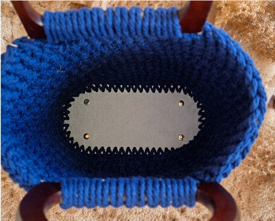 Geantă Croșetată Handmade Albastru Regal cu Mânere din Lemn Natural și Ciucure