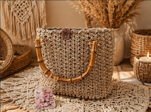 Geantă Croșetată Handmade Bej Natural cu Mânere din Bambus – Boho Chic