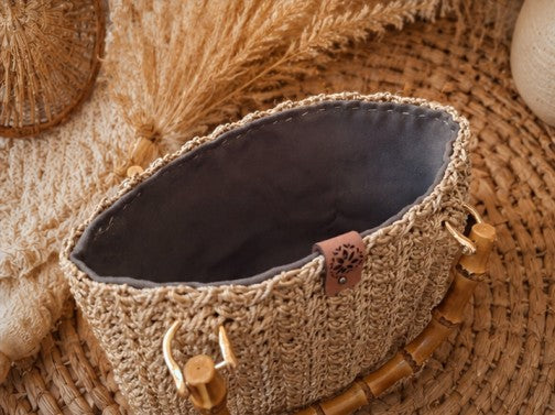 Geantă Croșetată Handmade Bej Natural cu Mânere din Bambus – Boho Chic