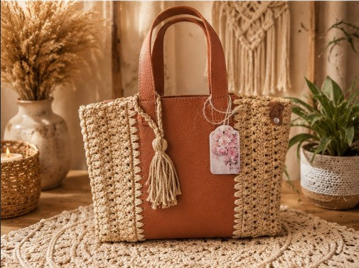 Geantă Croșetată Handmade Bej cu Inserție din Piele Ecologică Maro Cognac – Boho Chic