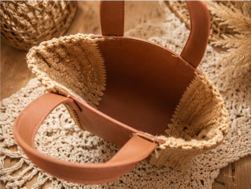 Geantă Croșetată Handmade Bej cu Inserție din Piele Ecologică Maro Cognac – Boho Chic
