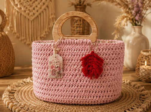 Geantă Croșetată din Macrame Roz Pudrat cu Mânere din Lemn Natural – Handmade