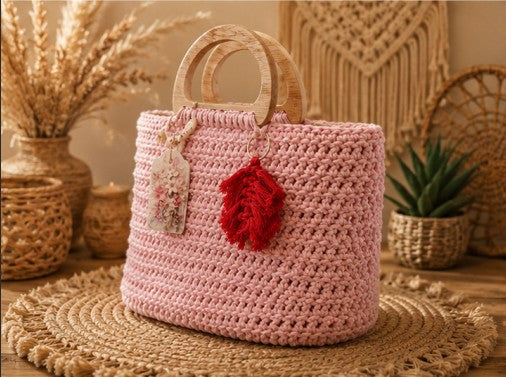 Geantă Croșetată din Macrame Roz Pudrat cu Mânere din Lemn Natural – Handmade