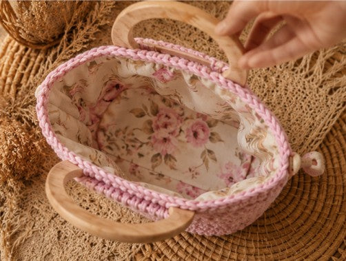 Geantă Croșetată din Macrame Roz Pudrat cu Mânere din Lemn Natural – Handmade